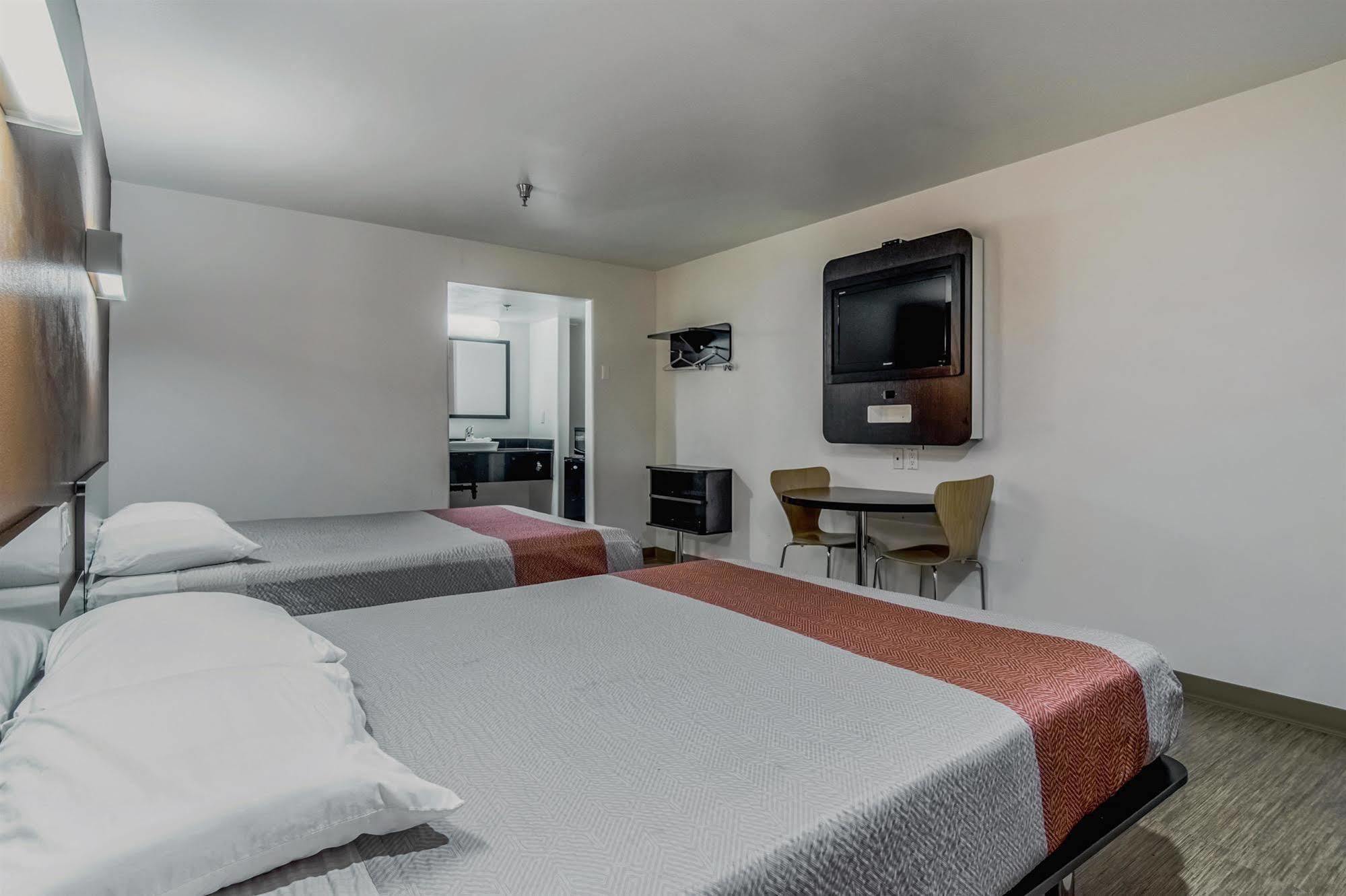 Motel 6 维克多维尔 外观 照片